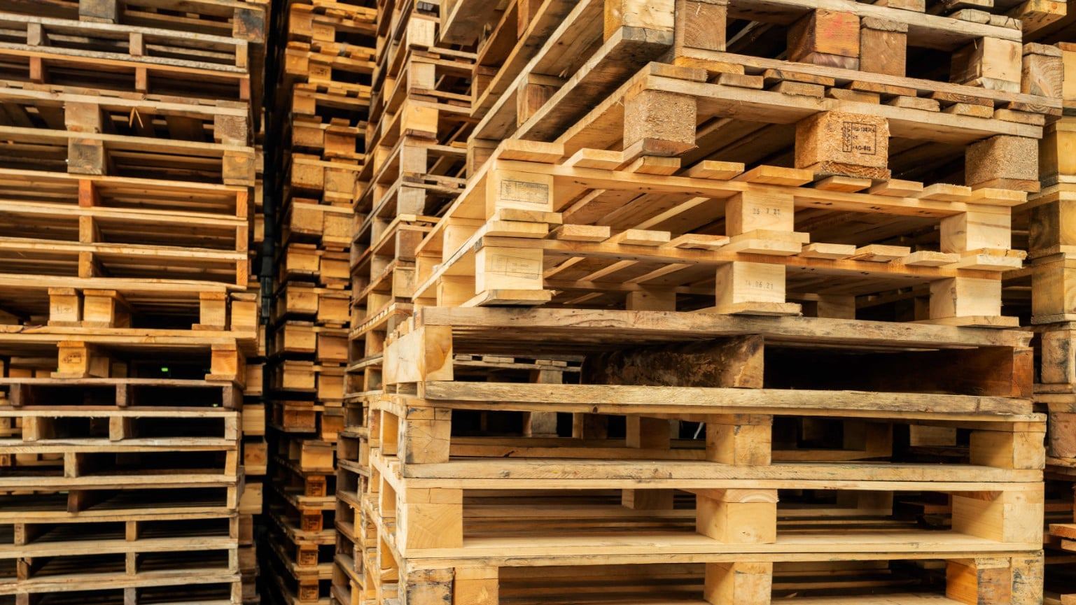 Pilas de palets europeos de madera vistas de frente